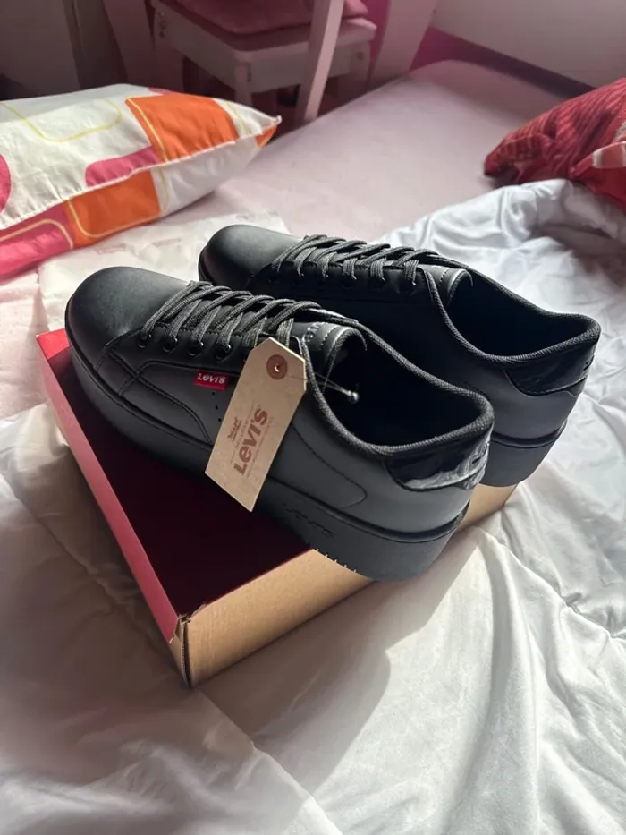 Superbes paire de baskets Levi’s neuves avec étiquette pointure 39 - photo numéro 10