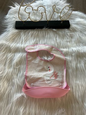 Très beau bavoir en plastique 🥰