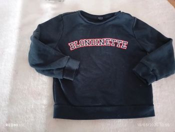 Pull bleu marine.