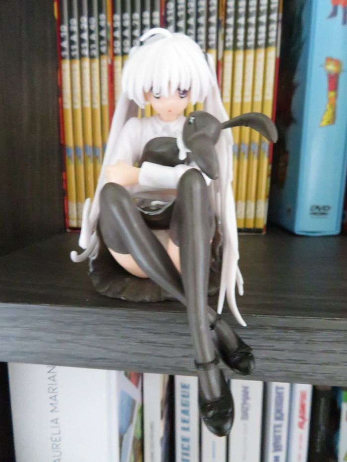 Figurine manga fille assise et sa peluche - photo numéro 4