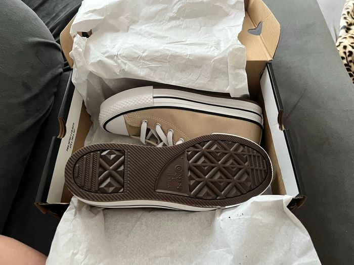 Converse 35.5  neuf