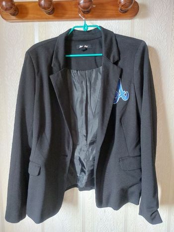 Blazer noir, dragon dans le dos