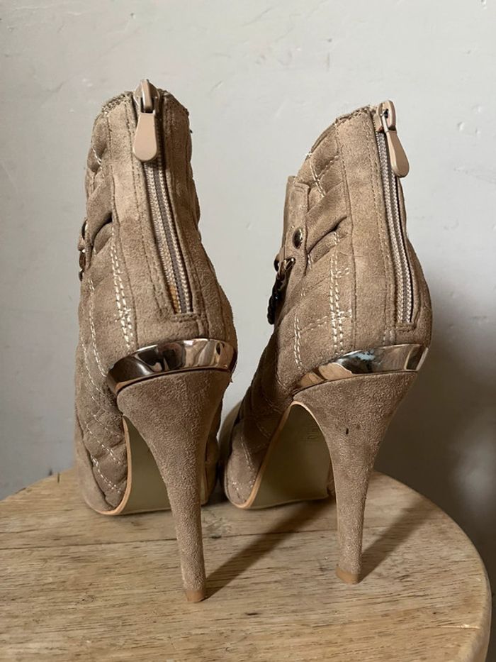 Bottines beige à talons aiguilles avec chaînes doré - photo numéro 9