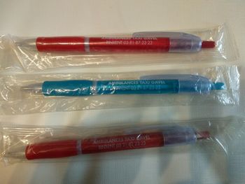 3 crayons publicitaires Neufs