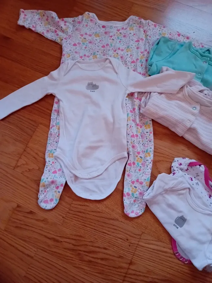 Pyjamas et bodys t 6/9 mois - photo numéro 2
