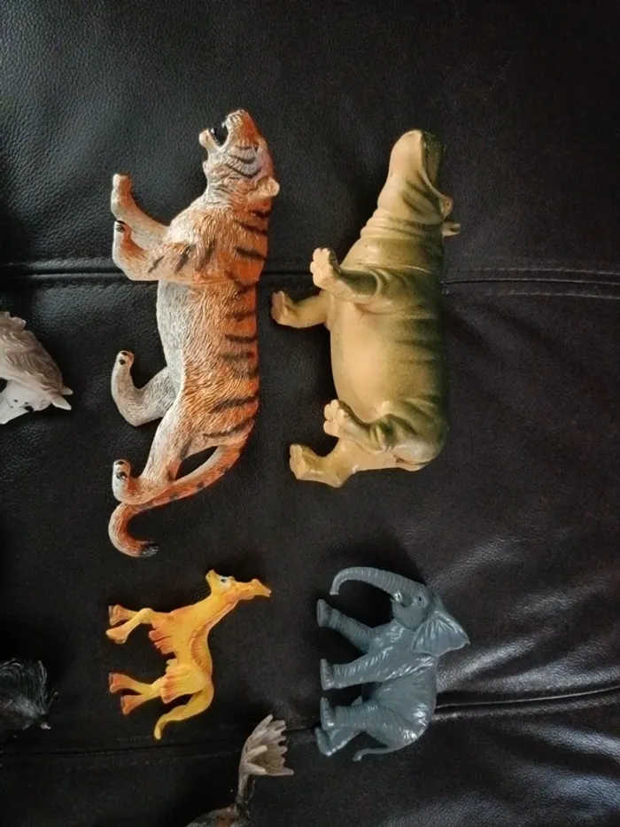 Figurines 4 euros l unité - photo numéro 2