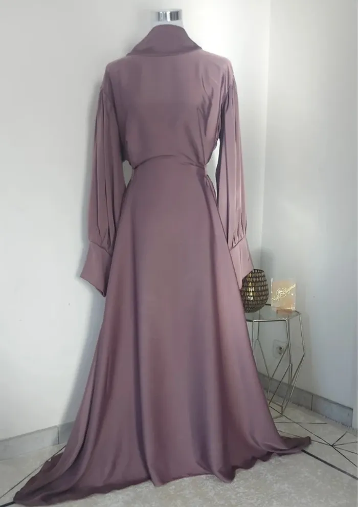 Robe avec boutons aux manches émiratie neuf