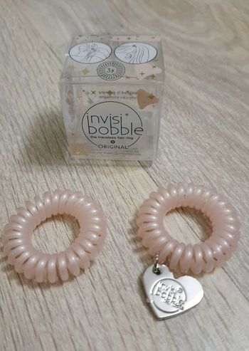 Lot de 2 chouchous roses invisibobble avec pendentif argenté