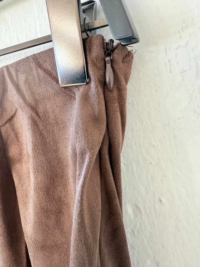 Jupe toucher peau de pêche velours marron  Légère asymétrie - photo numéro 3