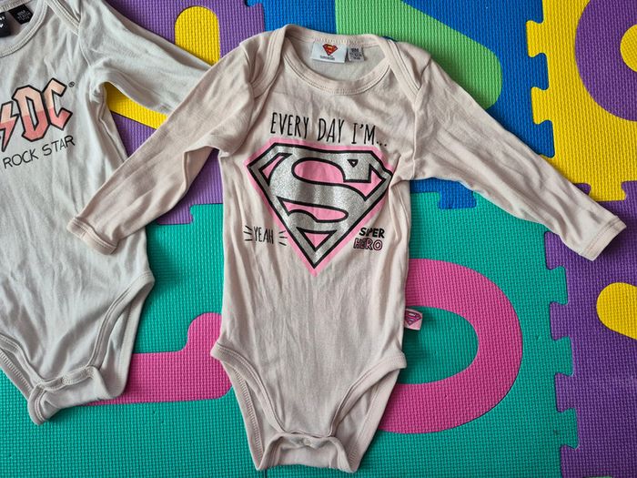 Lot de 2 bodies AC/DC + SuperGirl 18m - photo numéro 2