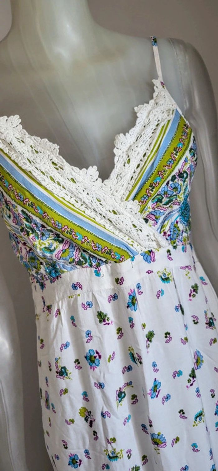 Longue robe blanche fleurie. Bretelles réglables. 50% coton. M38/L40. Ciao Milano. Neuve 🥰 - photo numéro 2