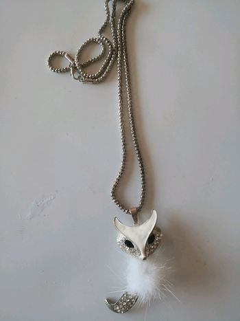 Sautoir chat blanc et pompon