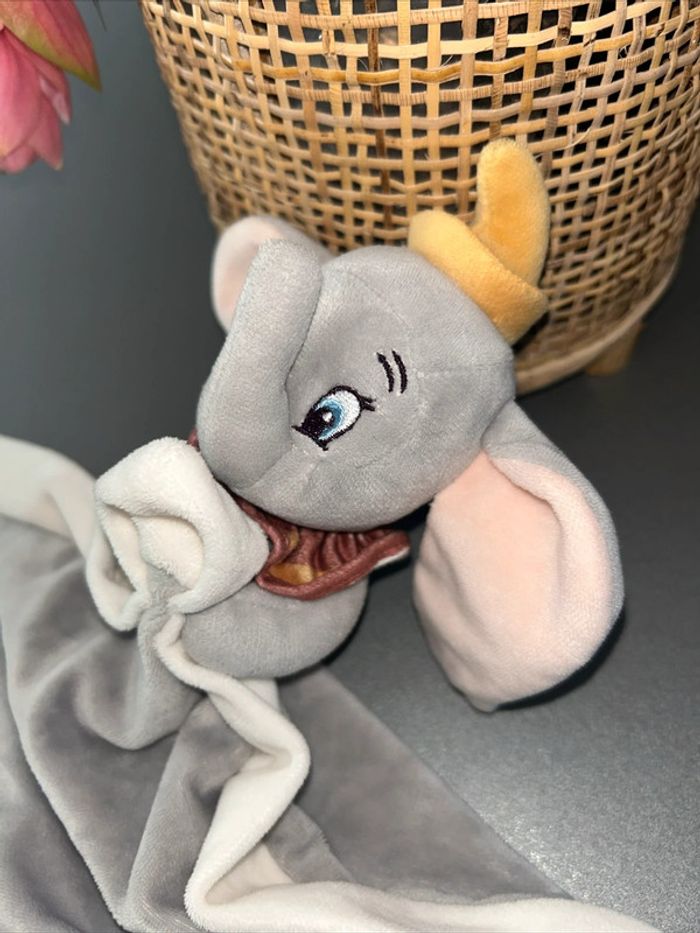 Doudou plat éléphant gris blanc Jaune Dumbo mouchoir couverture Disney baby - photo numéro 2