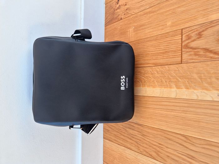 Grande Sacoche "Hugo Boss" noir neuve sous blister. - photo numéro 5