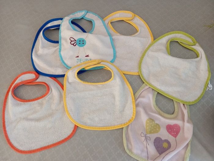 Lot de 7 bavoirs avec scratchs