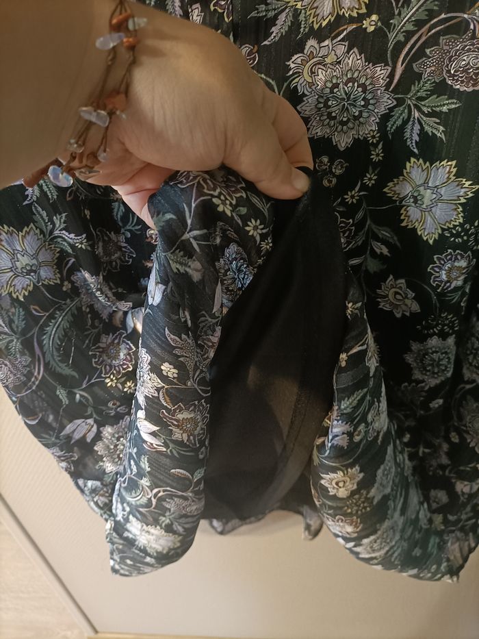 Robe noir fleuri avec filament argenté métallique - photo numéro 3