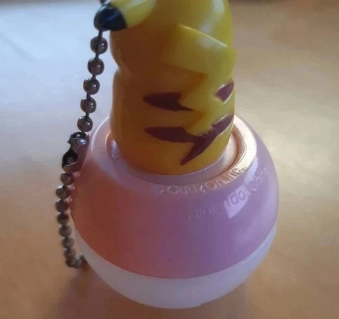 Figurine Nintendo Pokemon Pikachu sur une pokeball - photo numéro 2