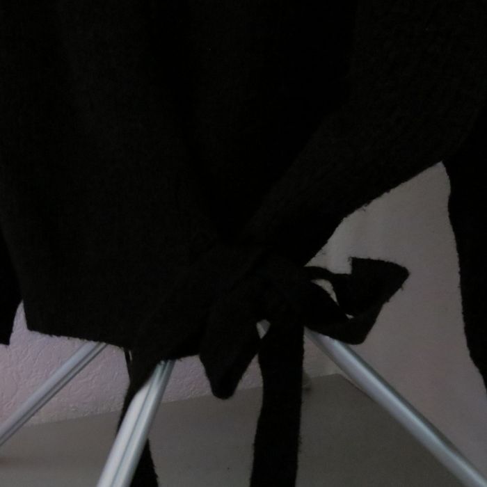 Taille XXL (coupe légèrement ample, style cosy).  Magnifique pull cache-cœur en maille noire, parfai - photo numéro 3