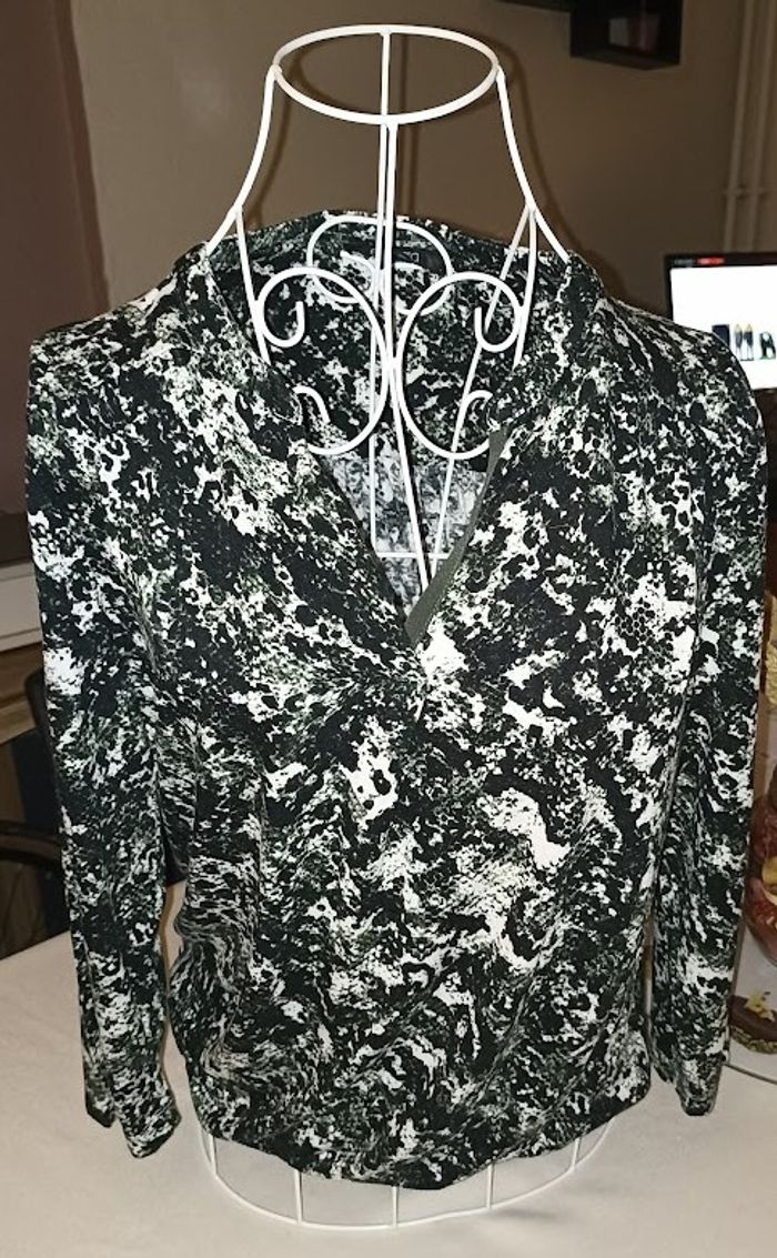 Tunique imprimée verte et blanche - Le Classique Chic et Détail