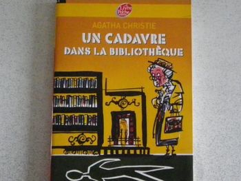 UN CADAVRE DANS LA BIBLIOTHEQUE