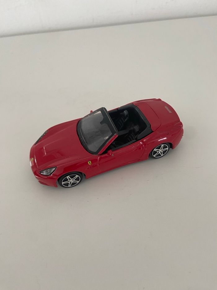 Ferrari California Rouge Décapotable - Miniature Bburago 1/43 (Die-Cast)