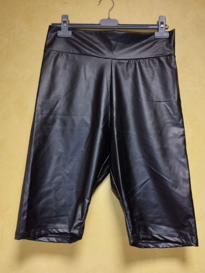 Short cycliste effet similicuir