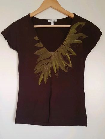 Tee shirt col V marron avec motif feuille
