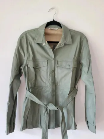 Veste chemise simili cuir vert pale Stradivarius taille 38/M