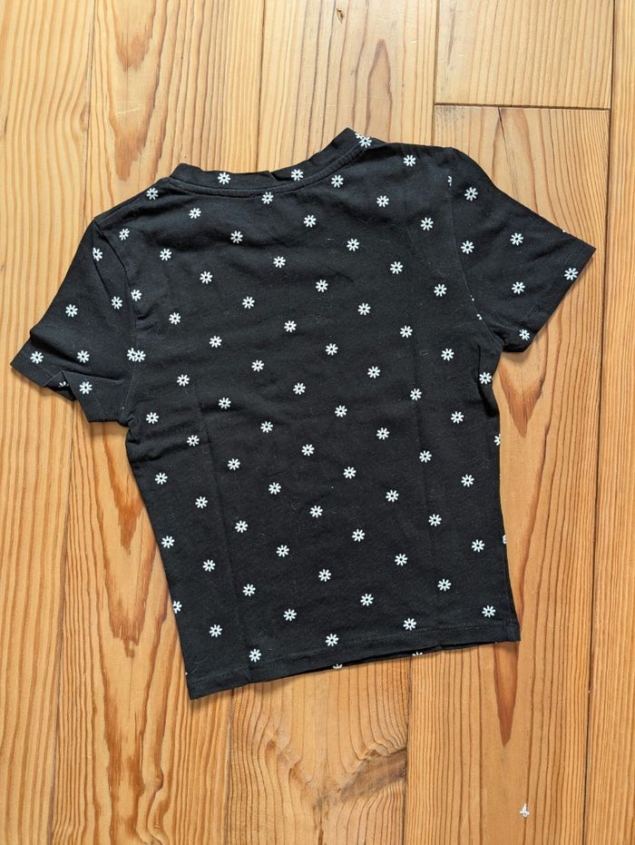 T-shirt noir avec des fleurs - photo numéro 3