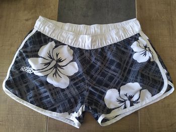 short court gris à fleurs blanches