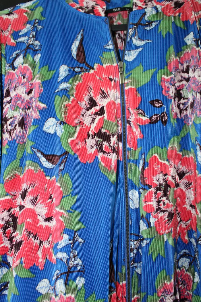 Veste bleue avec fleurs rose/rouge - photo numéro 3