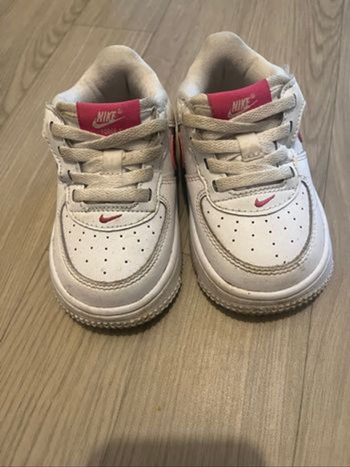 Baskets nike neuve taille 22