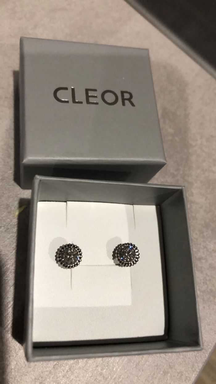 Boucle d’oreille clou