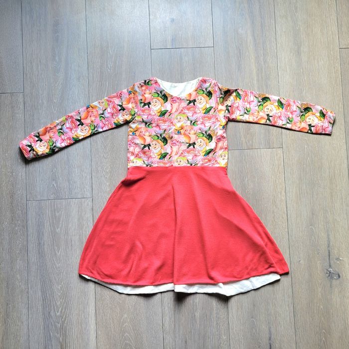 Très belle robe rouge clair,orange. motif rose, nain. Fille 8 ans