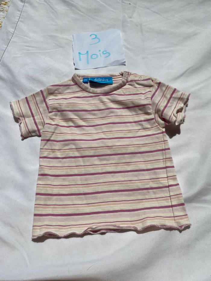 T-shirt taille 3 mois en très bon état