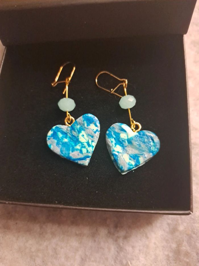 Boucles d'oreilles pendante cœur bleu pâte polymere - photo numéro 4