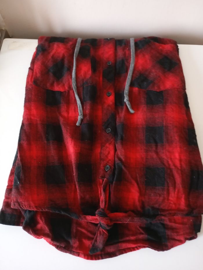 Chemise avec capuche et 2 poches . Taille M .Coton carreaux  rouge et noir . Jennyfer. État neuf - photo numéro 2