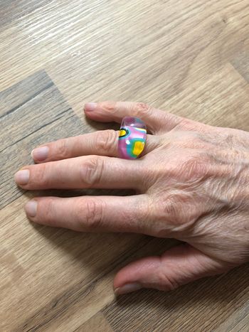 Bague en plastique colorée