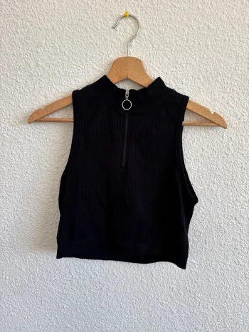 Top court taille L (qui ressemble à du S) L / 40 / 12·Bon état·Jennyfer