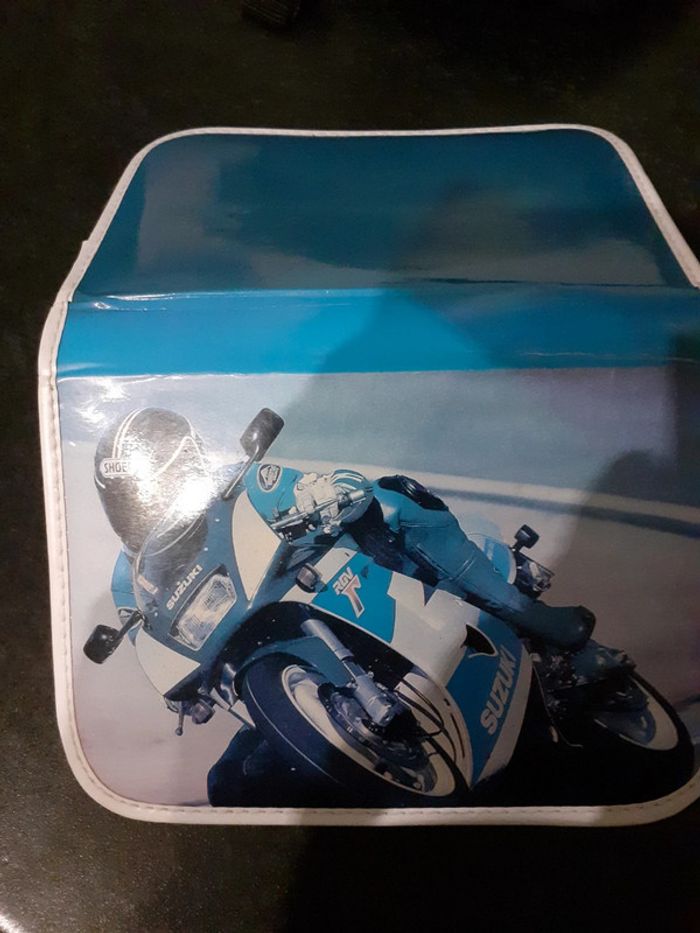 Plumier avec moto Suzuki