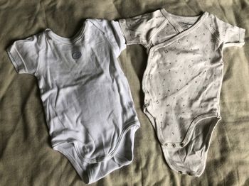 2 bodies blanche mixte manches courtes 9 mois