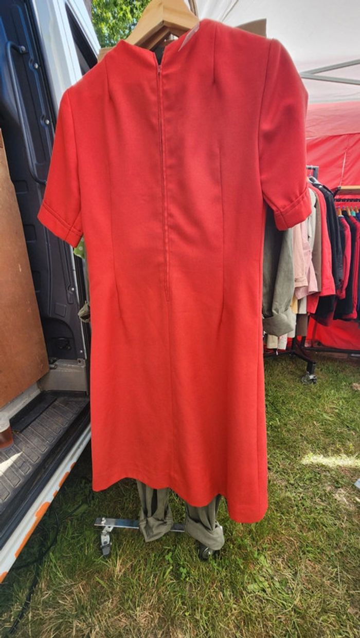 Magnifique robe annees 70's rouge, droite et structurée. Taille 40 - photo numéro 4