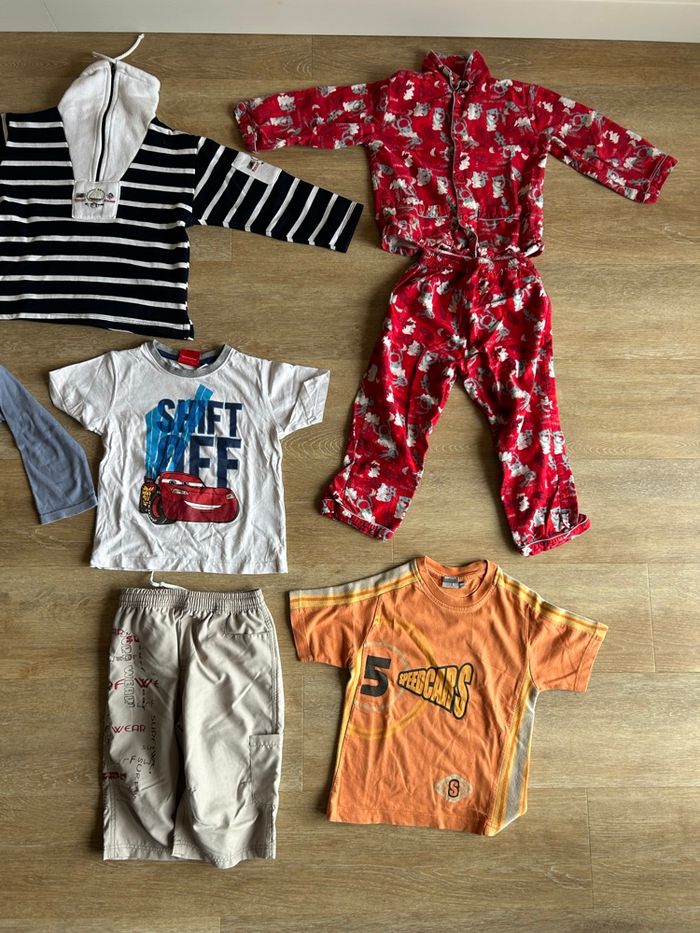 Lot vêtements garçon 4 ans – Disney Mickey & Cars – Pyjama, pulls, pantalons, t-shirts - photo numéro 2