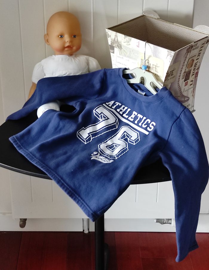 Sweat fille 6 ans – texte imprimé – bleu marine et blanc