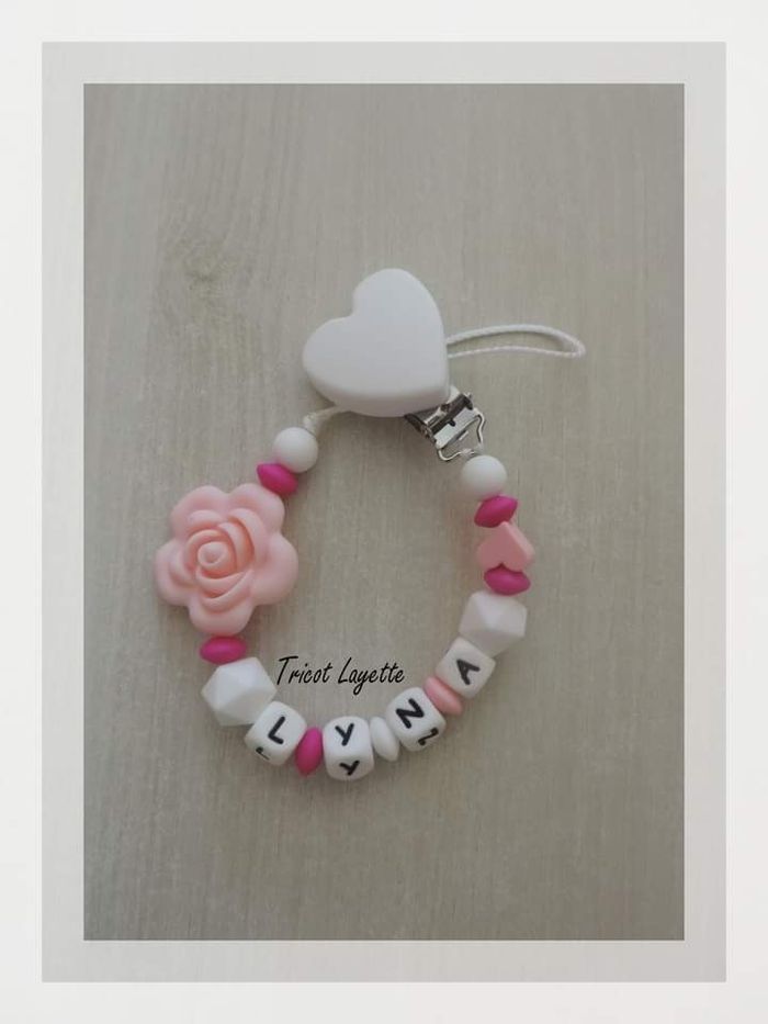 Attache tétine fleur