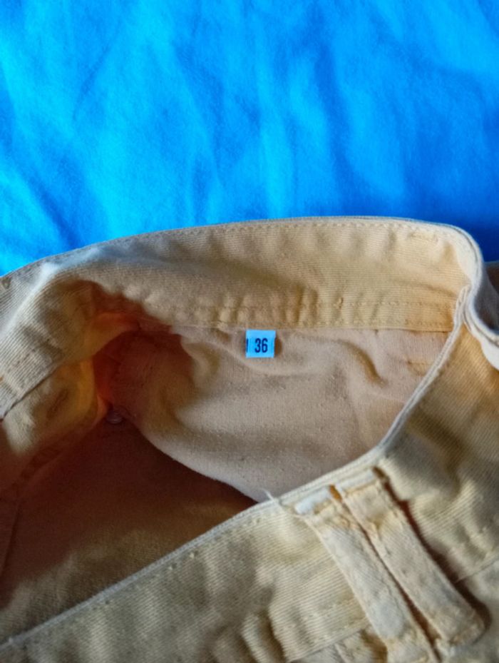 Short jaune - photo numéro 3