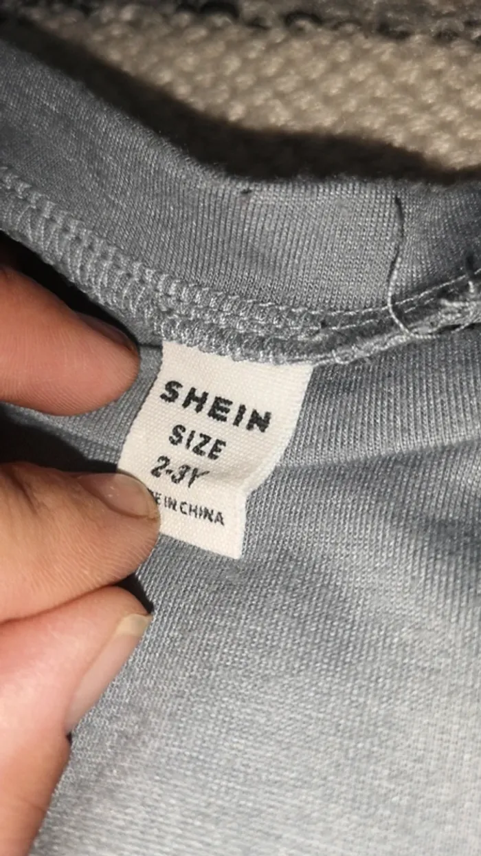 Emsenble short et t-shirt gris shein - photo numéro 3