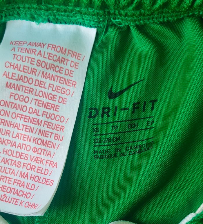 Short Nike taille 7/8 ans - photo numéro 2