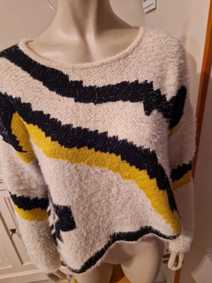 Pull asymétrique. 💛 - photo numéro 2