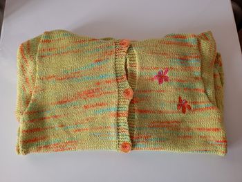 Gilet à capuche. 6 ans.Ckayeux.Citon acrylique.Ton abus et multicolore.Très bon etat